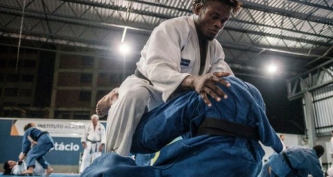 Le judoka Popole Misenga, réfugié congolais dans une favela carioca, lors d'une séance d'entraînement à Rio de Janeiro, le 14 avril 2016