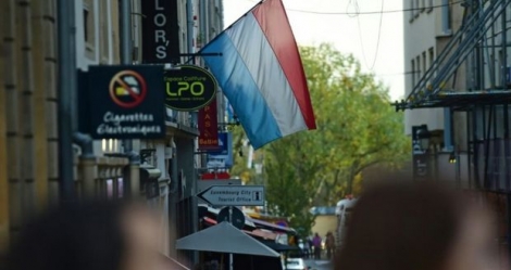 Le drapeau luxembourgeois flotte dans les rues de Luxembourg, le 10 novembre 2014 