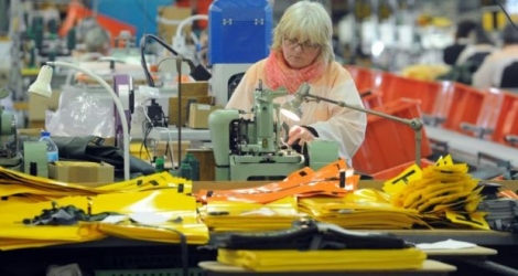 Une femme travaille dans l'usine de la compagnie Guy Cotten à Concarneau, dans l'ouest de la France, le 21 avril 2016