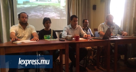 Les membres de la plateforme Aret Kokin Nu Laplaz lors d’une conférence de presse, le mercredi 27 avril.