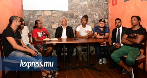 Les artistes du Kollektif artis morisien encadrant leur avocat Me Rama Valayden lors d’une conférence de presse, vendredi 29 avril, au restaurant Lambic à Port-Louis.