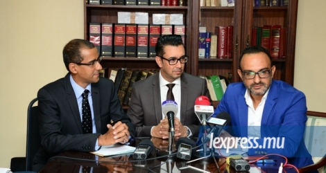 Les députés travaillistes Osman Mahomed, Shakeel Mohamed et Ezra Jhuboo réunis au bureau du deuxième nommé à la Sterling House, Port-Louis, vendredi 29 avril.