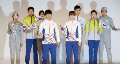 Des athlètes sud-coréens posent, au centre national d'entraînement de Séoul, avec les vêtements à manches longues qu'is porteront aux JO de Rio, le 27 avril 2016
