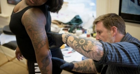Taylor Hoyte, aide-soignante de la Navy dans un salon de tatouage à Washington, le 18 avril 2016 