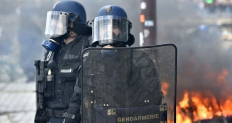 Des policiers devant une barricade le 28 avril 2016 à Nantes