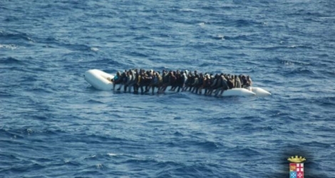 Photo fournie par la marine italienne, le 16 mars 2016, de migrants lors d'une opération de secours en mer au large de la Sicile