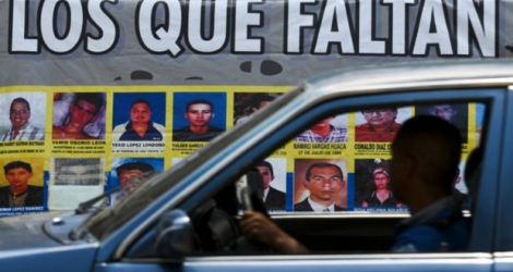 Bannière présentant des photographies des disparus du conflit armé, à Cali en Colombie le 14 mars 2016.