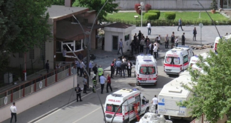 Des ambulances devant le poste de police cible d'une attaque le 1er mai 2016 à Gaziantep en Turquie.