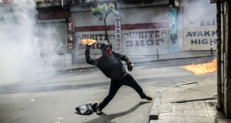 Un manifestant lance un cocktail molotov à Istanbul, le 1er mai 2016.