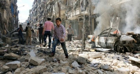 Scène de destructions après un raid aérien dans le quartier al-Kalasa à Alep, le 28 avril 2016 