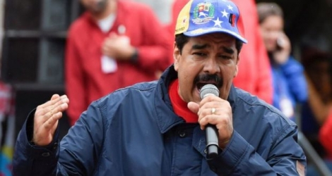 Le président vénézuélien Nicolas Maduro salue ses partisans lors d'une marche à l'occasion de la fête du travail le 1er mai 2016 à Caracas 