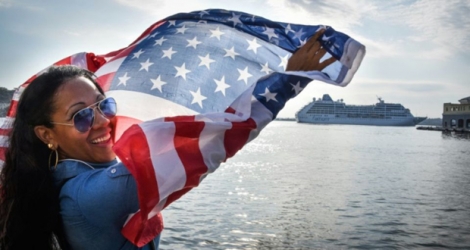 Des Cubains saluent l'arrivée du navire de croisière américain Adonia à La Havane, le 2 mai 2016.