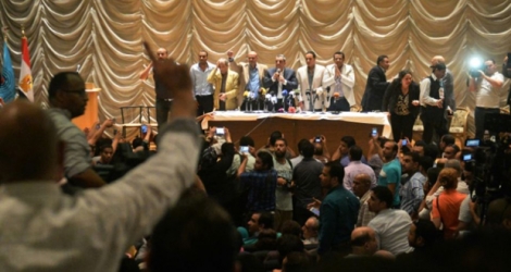 Le chef du syndicat des journalistes, Yehya Kallache (C), s'exprime pendant une assemblée générale du syndicat au Caire le 4 mai 2016.