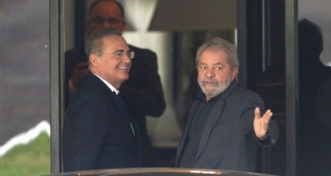 L'ex-président brésilien Luiz Inacio Lula da Silva (D) et le président du Sénat Renan Calheiros, le 26 avril 2016 à Brasilia