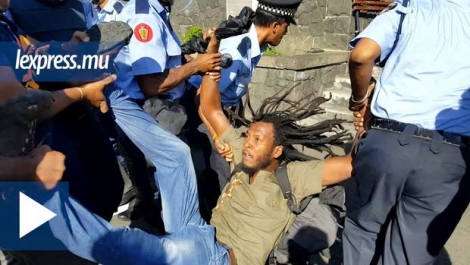 Des rastas ont manifesté devant les Casernes centrales, vendredi 6 mai. Plusieurs d’entre eux ont été arrêtés.