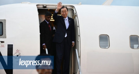 C’est d’un signe de la main que Ban Ki-moon a salué les personnes présentes à sa descente d’avion.