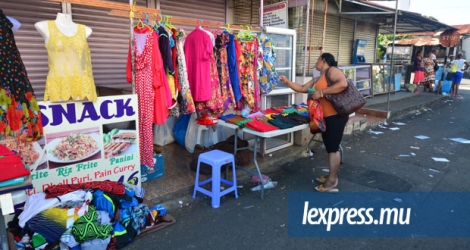 Des marchands ambulants opèrent à l’extérieur du marché sans avoir à s’acquitter de frais de location.