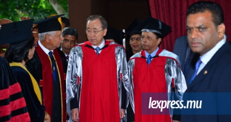 Le secrétaire général des Nations unies, Ban Ki-moon, et le Premier ministre, sir Anerood Jugnauth à l'université de Maurice, le lundi 9 mai.