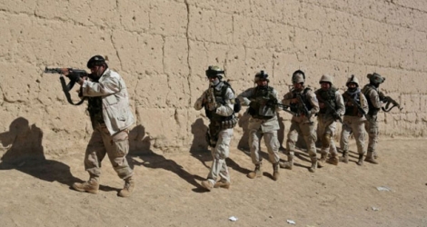 Des forces de police patrouillent lors d'une opération anti-talibans dans la province de Ghazni le 4 février 2015.