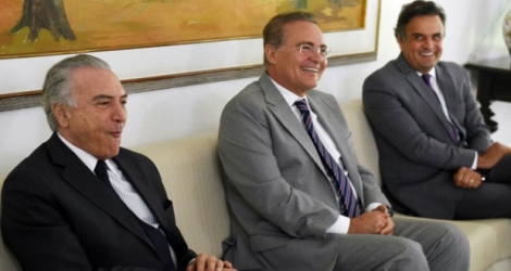 Le vice-président brésilien Michel Temer (G) et le président du Sénat Renan Calheiros (C), le 27 avril 2016 à Brasilia.