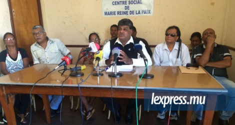 Salim Mutty entouré de victimes du Sale by Levy, au centre social de Marie de la Paix, le mercredi 11 mai.