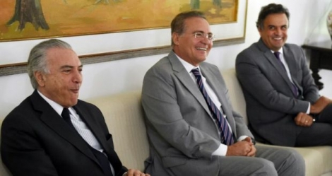Le vice-président brésilien Michel Temer (G) et le président du Sénat Renan Calheiros (C), le 27 avril 2016 à Brasilia