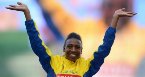 La Suédoise d'origine éthiopienne Abeba Aregawi exulte sur le podium après sa victoire sur 1500 m, aux Mondiaux à Moscou, le 16 août 2013 
