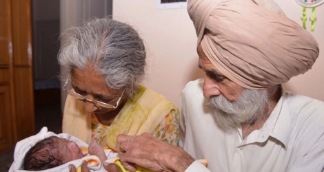 Daljinder Kaur se dit âgée d'environ 70 ans, un scénario fréquent en Inde où nombre de gens n'ont pas de certificat de naissance tandis que la clinique a évoqué l'âge de 72 ans dans un communiqué. [PHOTO AFP]