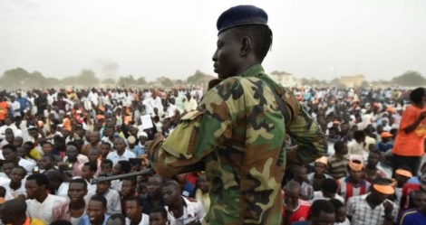 Un soldat tchadien monte la garde lors d'un meeting de campagne du candidat d'opposition à la présidentielle Saleh Kebzaboh, sur la Place de la Nation à N'Djamena le 8 avril 2016