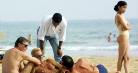 Un jeune Marocain approche des touristes le 12 juin 2001 sur la plage d'Agadir réputée pour le tourisme sexuel 