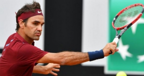 Roger Federer face à l'Autrichien Dominic Thiem en 8e de finale du Masters 1000 de Rome, le 12 mai 2016 