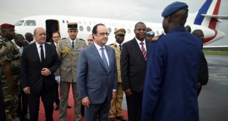 Le président de Centrafrique Faustin Touadera accueille le président français François Hollande à Bangui, le 13 mai 2016.
