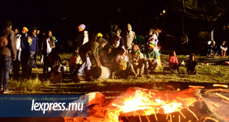 Prières, chants et tambours autour d’un feu ont rythmé cette soirée de nyabinghi.