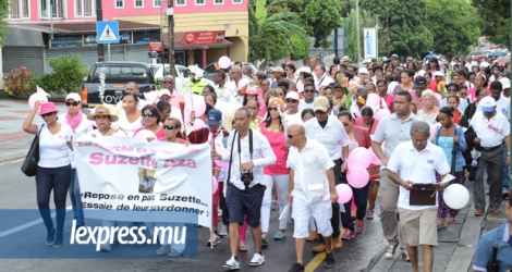 Organisée par l’association Breast Cancer Care, la marche a débuté à l’église Sacré-Cœur et a pris fin au Plaza.