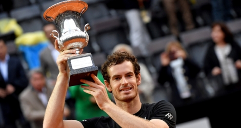 Andy Murray célébrant sa victoire face à Novak Djokovic à Rome, dimanche 15 mai 2016.