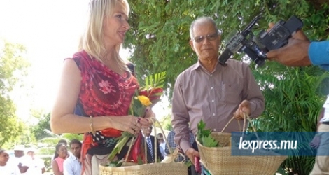 Marjana Sall et Serge Clair ont reçu des légumes bio cultivés au Centre de formation agricole, le 12 mai.