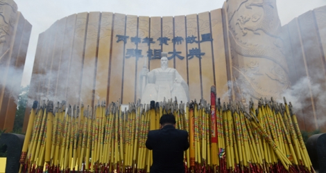 Un homme salue la statue de l'Empereur jaune le 9 avril 2016 lors d'une cérémonie à Xinzheng, en Chine.