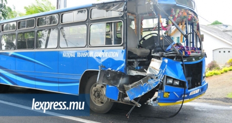 Deux autobus sont entrés en collision à Rivière-du-Rempart et ont fait plusieurs blessés.