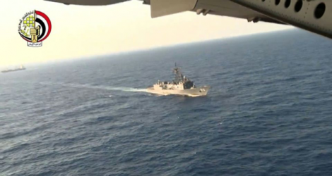 Capture d'écran d'une vidéo du ministère égyptien de la Défense montrant un navire de l'armée lors des recherches de l'A320 d'EgyptAir, le 20 mai 2016 en Méditerranée.