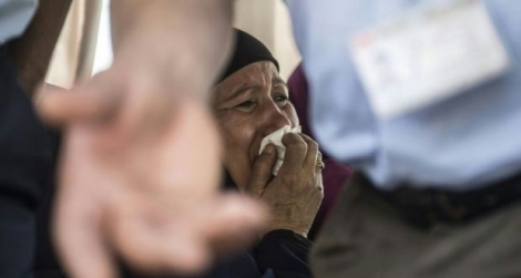 Une femme réagit à la disparition d'un de ses proches qui voyageait à bord de l'Airbus disparu d'EgyptAir, le 19 mai 2016 au Caire