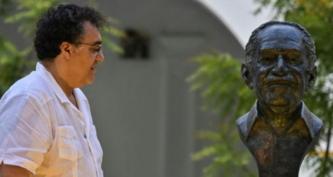 Le fils de Gabriel Garcia Marquez, Rodriogo Garcia Barcha devant le buste de son père, le 22 mai 2016 à Cartagène