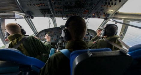 Des soldats français de la marine nationale à la recherche de débris de l'avion d'Egyptair, le 22 mai 2016 au dessus de la Méditerranée 
