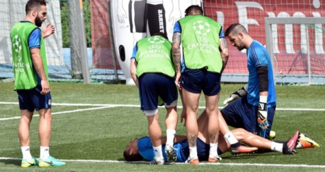 Cristiano Ronaldo, couché par terre après un choc lors de l'entraînement du Real Madrid du 24 mai 2016.