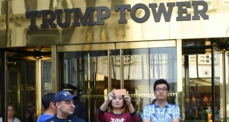 Des touristes devant la Tour Trump à New York, le 23 mai 2016.