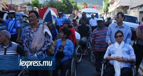 Les participants lors d’une marche dans les rues de Port-Louis dans le cadre de la campagne pour la sécurité routière , ce mercredi 25 mai. 