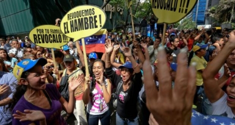 Des opposants au gouvernement socialiste du président Maduro défilent à Caracas, le 25 mai