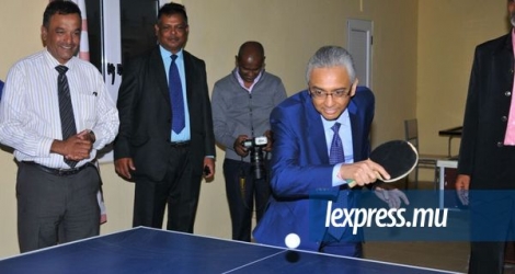 Le ministre des Finances effectuant une partie de tennis de table lors de l’inauguration du centre de Beau-Bois, Moka, vendredi 27 mai.