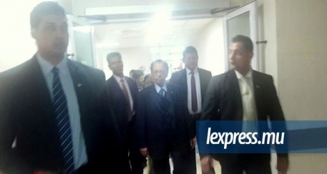 Le Premier ministre Sir Anerood Jugnauth à l’hôpital Dr A. G. Jeetoo, vendredi 27 mai.