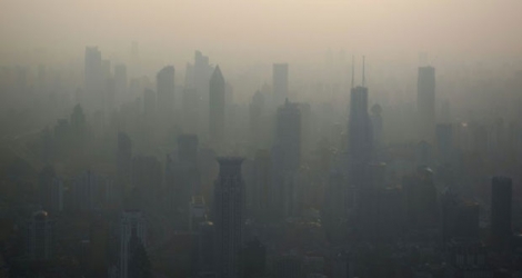 Les gratte-ciels de Shanghai au milieu du smog, le 28 mars 2016.