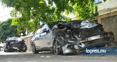 Les deux voitures impliquées dans un accident survenu à Grand-Baie, dimanche 29 mai, à 3 heures du matin. Une femme de 38 ans y a perdu la vie.
